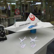 JAL側出口の大型紙飛行機