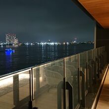 スィートルームの客室から眺める横浜港の夜景のです。