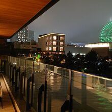 スィートルームの客室からの横浜の夜景です。