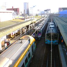 跨線橋から１番線ホームに特急縦列停車