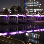 乙川に架かる橋でライトアップされています