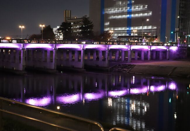 乙川に架かる橋でライトアップされています