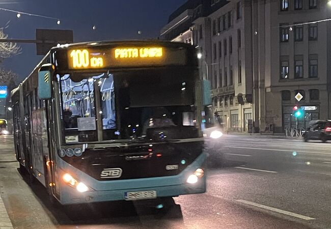 市内まではバス（100番に変更）も電車も便利。