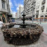 モンテビデオの７月１８日大通りにある観光スポット。小さな噴水の柵に無数の南京錠が