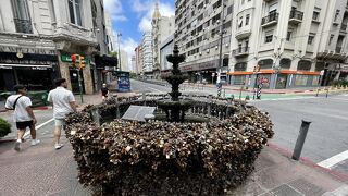 モンテビデオの７月１８日大通りにある観光スポット。小さな噴水の柵に無数の南京錠が