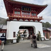 武雄温泉の入口の門