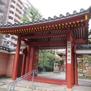 境内はそれほど広くないですが、朱塗りの山門が立派で、非常に格式の高いお寺だと見て取れました。