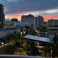 夜明けのカラカウア通り