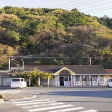 国道３７８号線からの駅全景