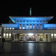 ライトアップされた旧駅舎もきれいです