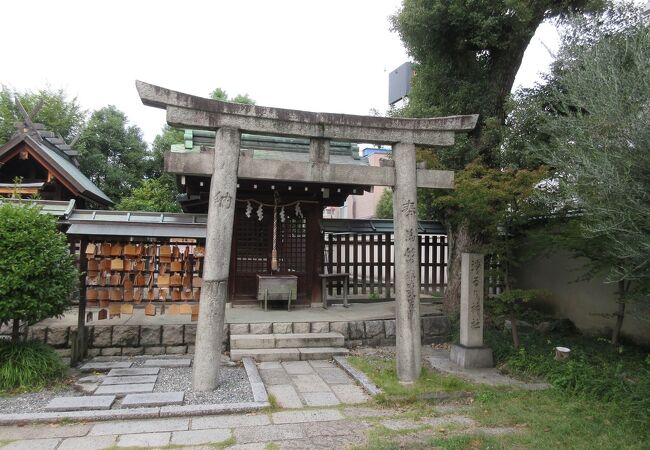 石の立派な鳥居の右手には【浄るり神社】と刻まれた石碑が、左手には何枚もの絵馬が奉納されていました。