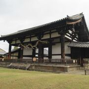 三月堂、正倉院とともに東大寺に残る天平時代の遺構です