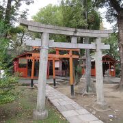 祠の左右には小さな狐像が鎮座しており、稲荷神社らしい雰囲気が十分でした。