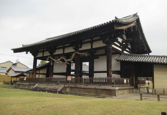 三月堂、正倉院とともに東大寺に残る天平時代の遺構です