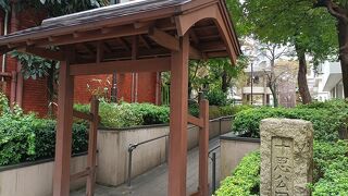 石町時の鐘や吉田松陰終焉の地を示す石碑、杵屋勝三郎記念碑などが設置されていました。