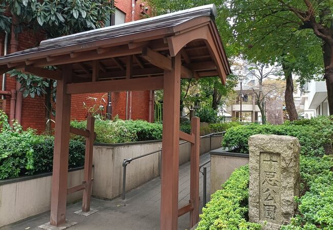 石町時の鐘や吉田松陰終焉の地を示す石碑、杵屋勝三郎記念碑などが設置されていました。