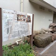 十思公園の西端に【小伝馬町牢屋敷跡】を示す石垣が展示されていました。