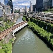 聖橋から見る電車と川