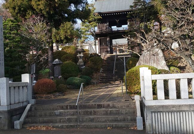 坂道をのぼると山門があらわれる