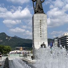 【李舜臣像】前の噴水