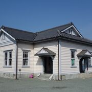 世界遺産に指定されている明治時代に建てられた税関庁舎