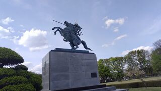 緑が多くて駐車場も史跡もある公園