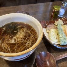 かけそば950円と野菜天ぷら750円