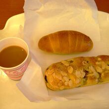 パン２個と美味しい珈琲