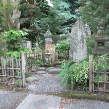 妙本寺源一幡の袖塚