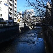 都会を流れる神田川
