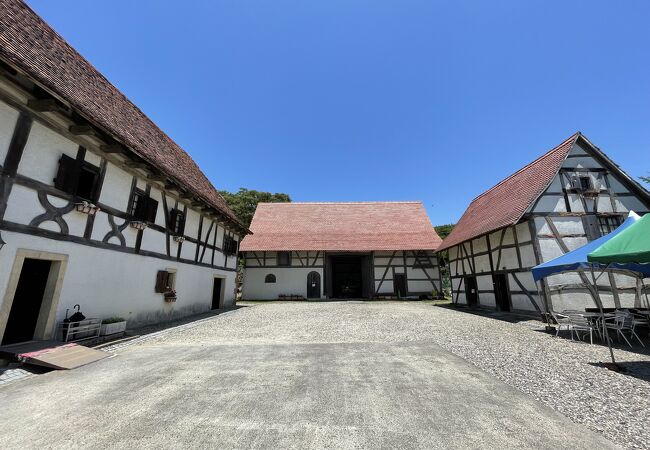 母屋の家屋は現地からの移築