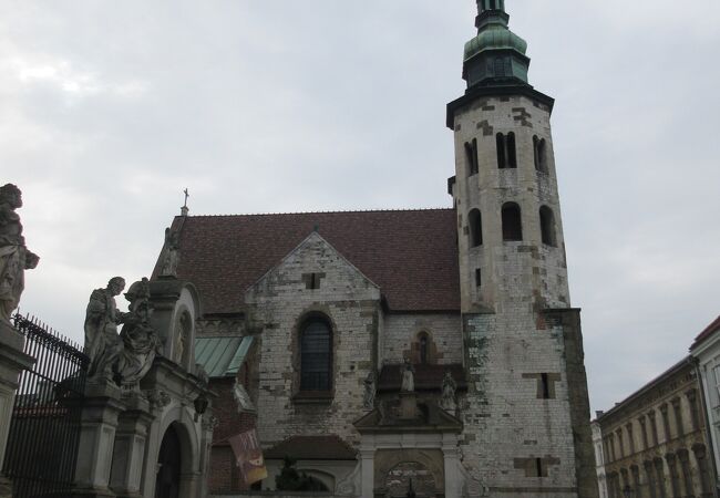 クラクフに数多ある教会の中でも最古参の１１世紀に建てられた物とのこと。教会の脇から中に入れるようになっていました。