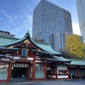 ビルに囲まれた都会の中の神社