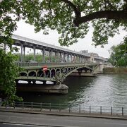 パッシー地区に架かる2階建ての橋