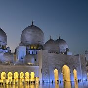 アブダビ観光で1番のおすすめの圧巻のモスクです