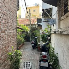 入ってすぐ右手の路地、あぁ懐かしい感じだぁ