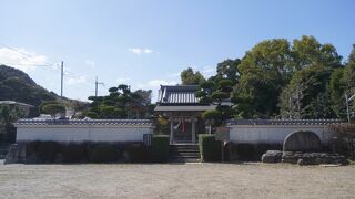 周囲を囲む白い塀が神社らしくなくて