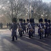 衛兵交代の際のパレードが見られます