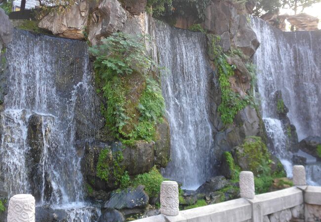 台北・龍山寺入口門の右手前にある滝です!!