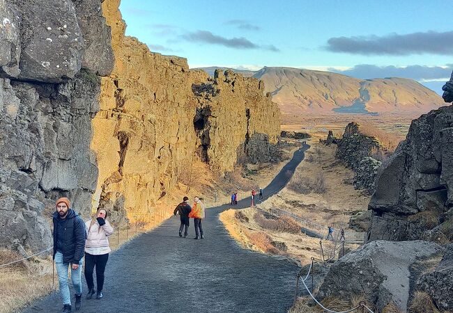 地球の破れ目を歩く遊歩道