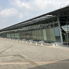 ガラス張りの台湾高速鉄道「台南」駅