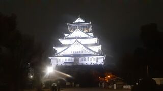 大晦日から年明けまで大阪城はライトアップしていました