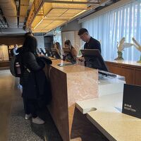 フロントスタッフは全体を見てます。