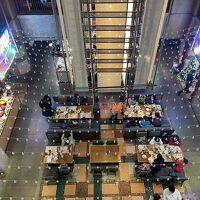 フロントからレストランフードコートが見えます。