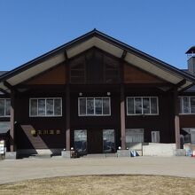 本館・ロッジのような近代的な建物です。