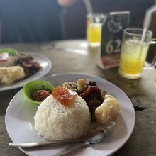 現地の人御用達豚丸焼き料理