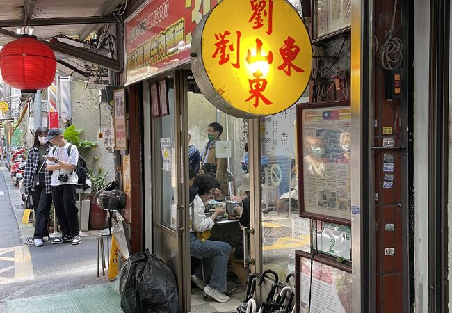 人気の牛肉麺屋さん