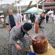 初詣なら1/2がおすすめです、拝殿前で餅つきあります