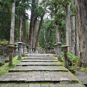 奥の院参道のほぼ中間地点