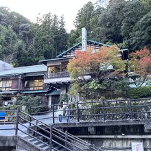 川沿いに建つ旅館